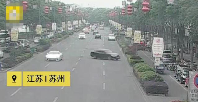 男子借来500万法拉利想过瘾 却起油太快撞上奔驰SUV