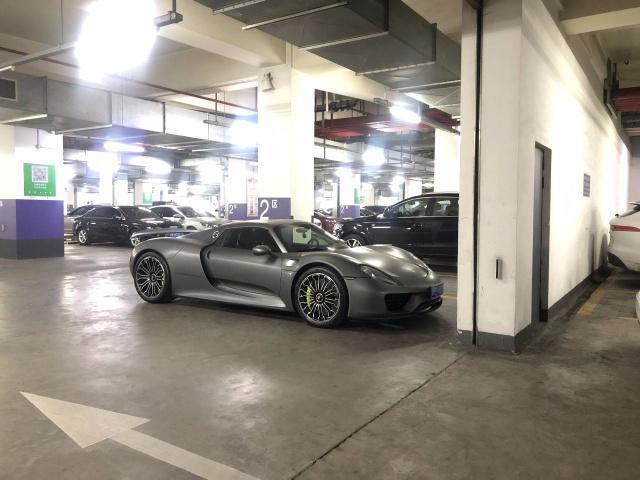 花1600万买的沪牌保时捷918 网友：超级土豪才买得起的！