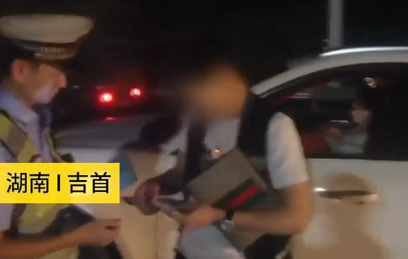 男子将众泰改装成保时捷带女朋友兜风 ，为了见朋友时有面子！
