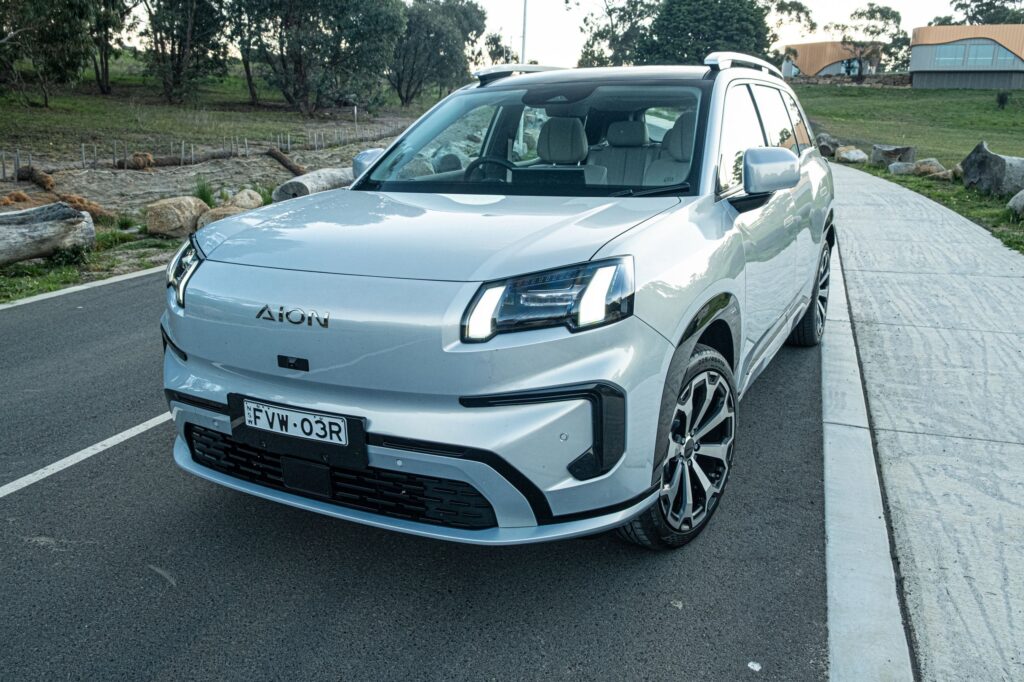 510km续航+车载冰箱!埃安Aion V澳洲开卖,外媒赞内饰媲美7万澳元豪车