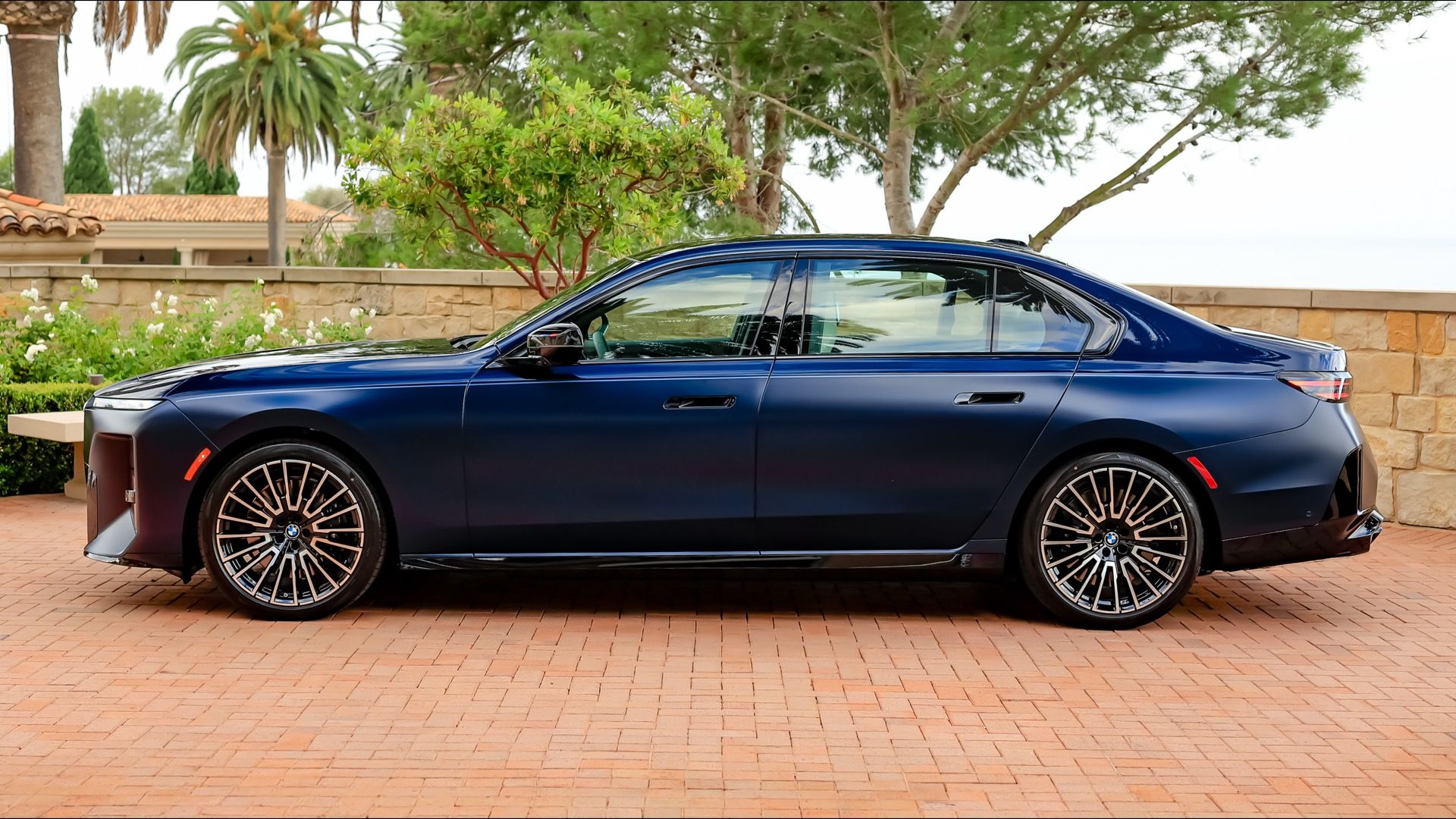 约570马力、3.5秒破百!宝马M760 V8回归,中国同尾标M760Le却是插混