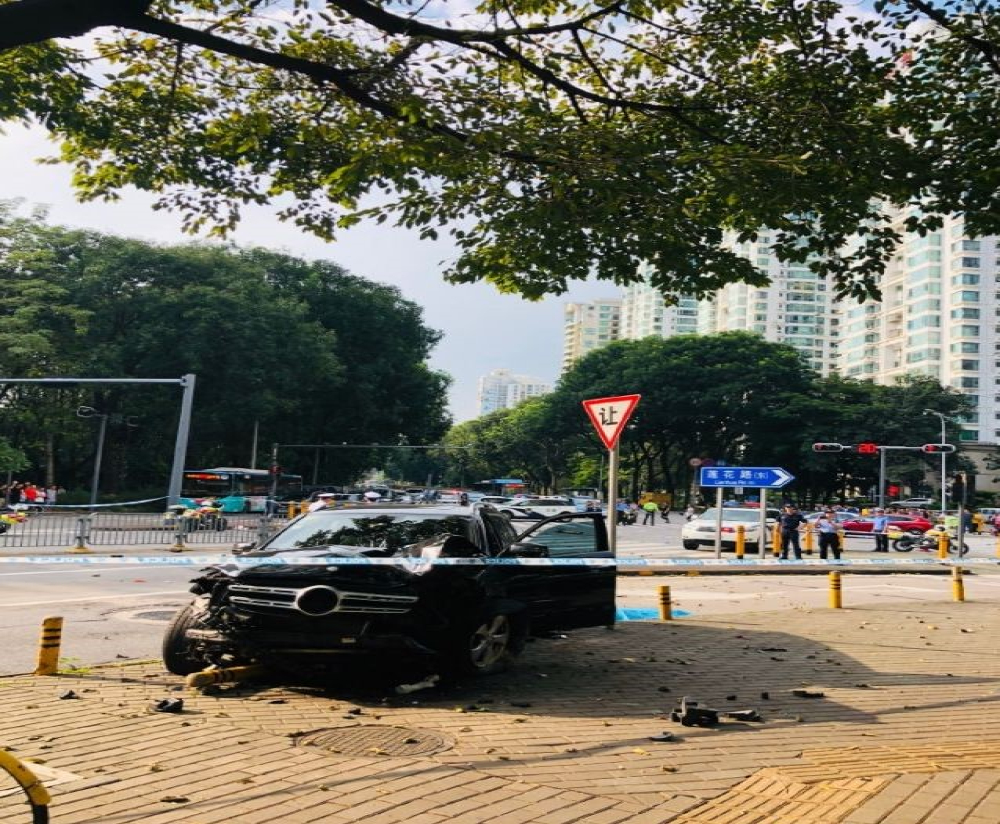 深圳突发一辆小车失控撞上安全岛，导致2人死亡1人受伤