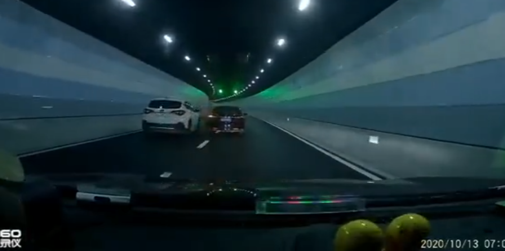 上海一隧道内变道强行别车引发交通事故，白色司机被刑事拘留