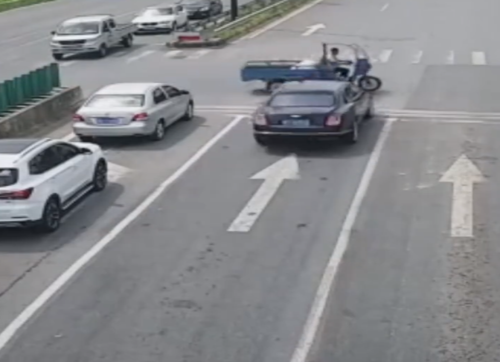 悲剧！浙江一宾利撞上闯红灯三轮车，宾利预估车损100多万元