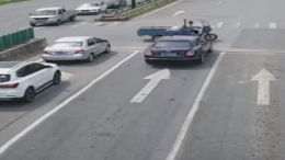 悲剧！浙江一宾利撞上闯红灯三轮车，宾利预估车损100多万元