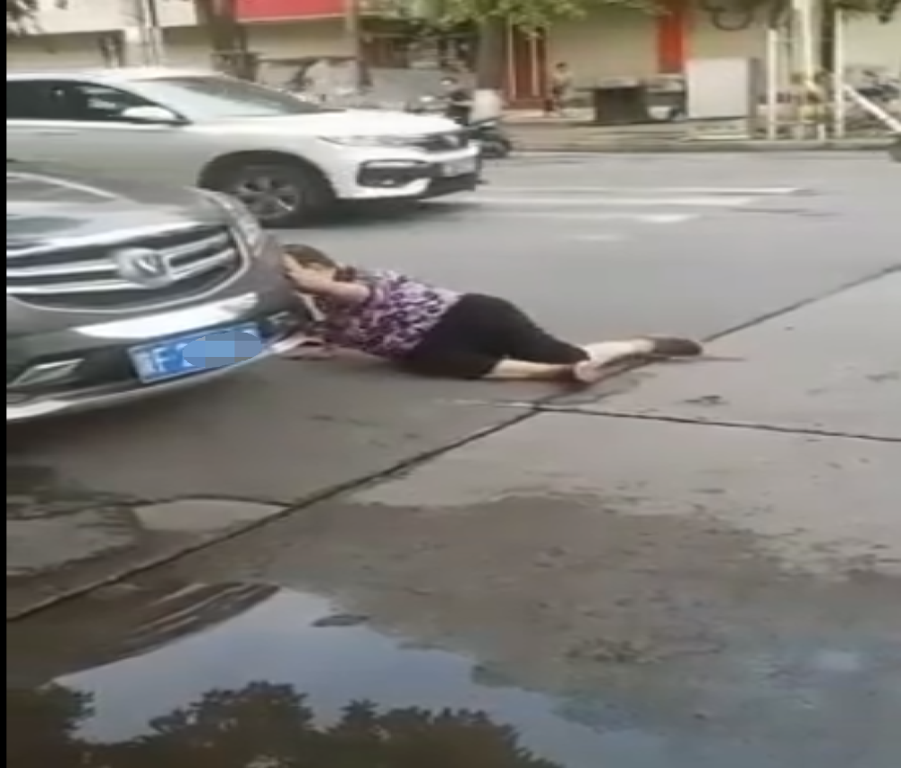 陕西汉中老太太街头自残式碰瓷汽车？警方通报：网传车主赔偿三千系谣言