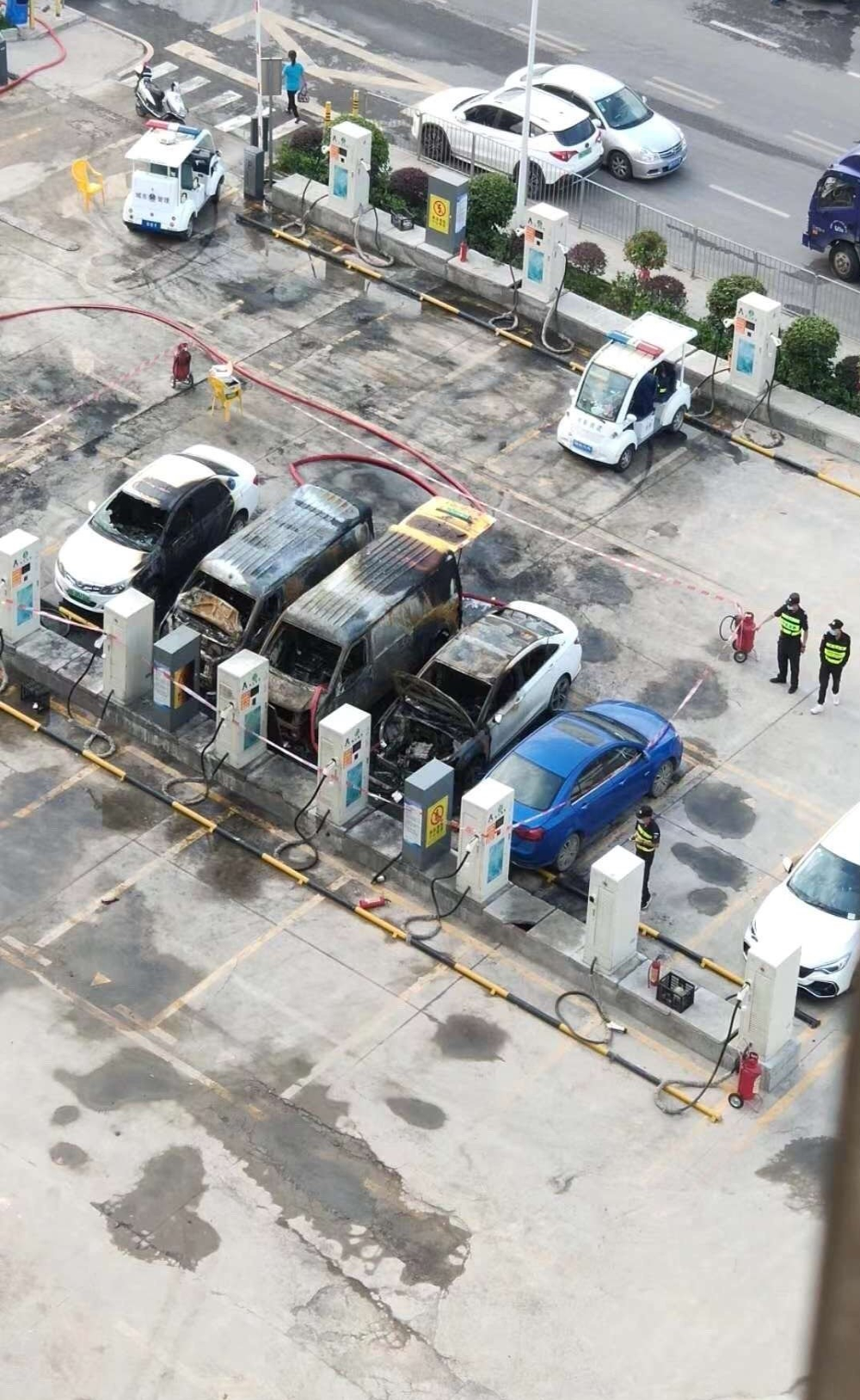 深圳一充电站新能源汽车起火爆炸视频曝光