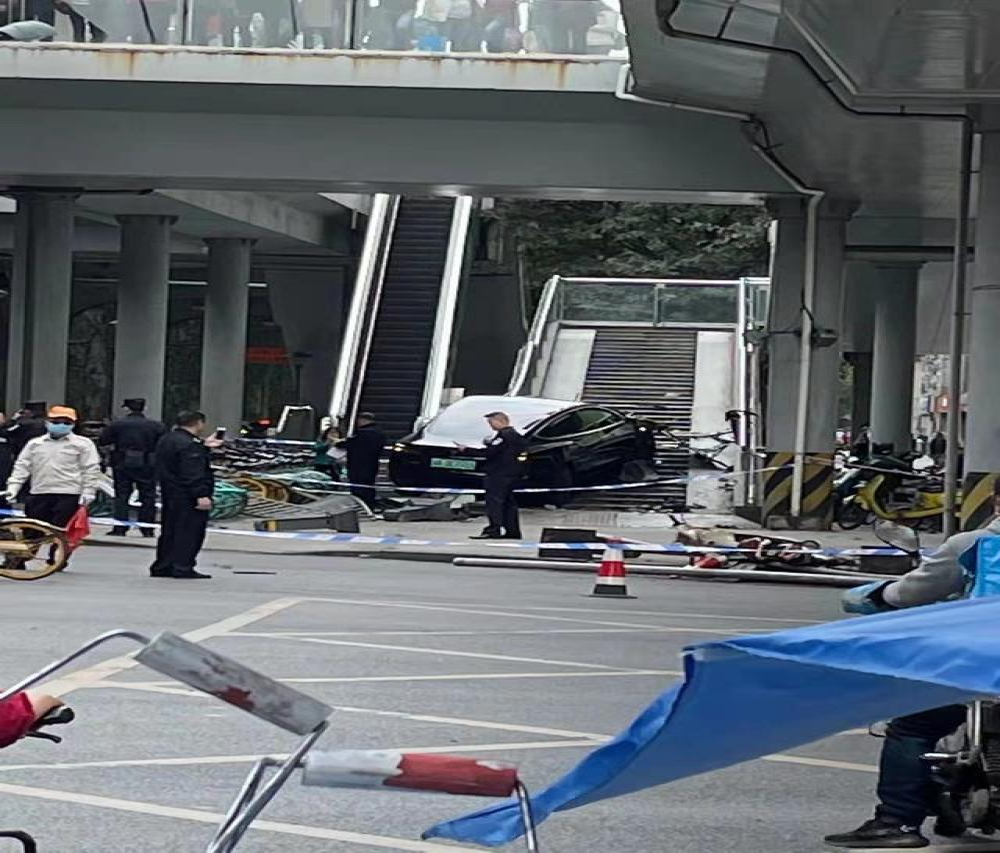 特斯拉冲上人行天桥，警方通报：系驾驶员操作不当