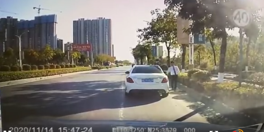 桂林一男子试驾价值30多万奔驰车时将车抢走，后车记录整个过程
