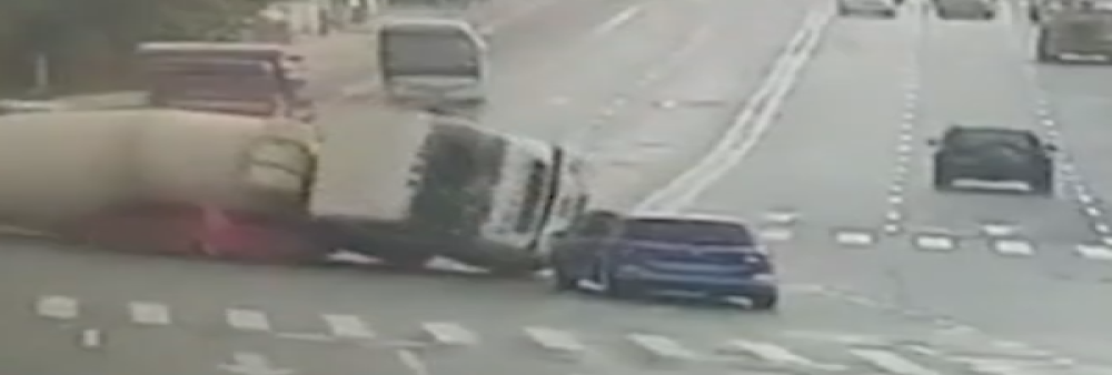 济南一水泥罐车侧翻压扁轿车，交警通报：轿车上两人死亡