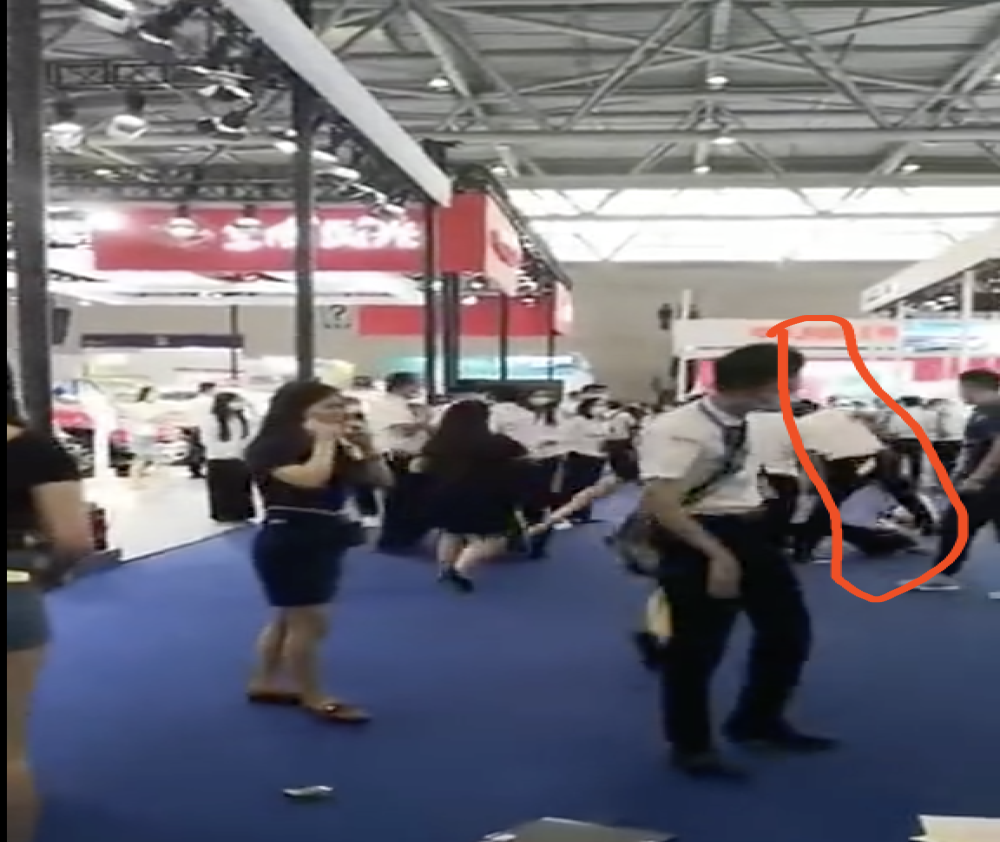 重庆车展年年现武行！又一起疑似两家销售大打出手