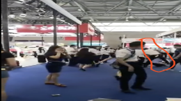 重庆车展年年现武行！又一起疑似两家销售大打出手