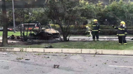 成都成渝立交附近爆炸，车辆燃烧剩下骨架，事故未造成人员伤亡