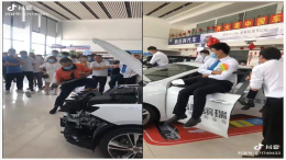 老套路又来了！吉利经销商大锤砸防撞梁，销售集体摇车门