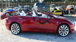 特斯拉Model 3屏幕显示车辆原地蹦迪，网友：让我们一起摇摆吧！