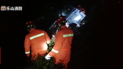 乐山货车翻下山坡！乐山货车一名驾驶员受伤被困