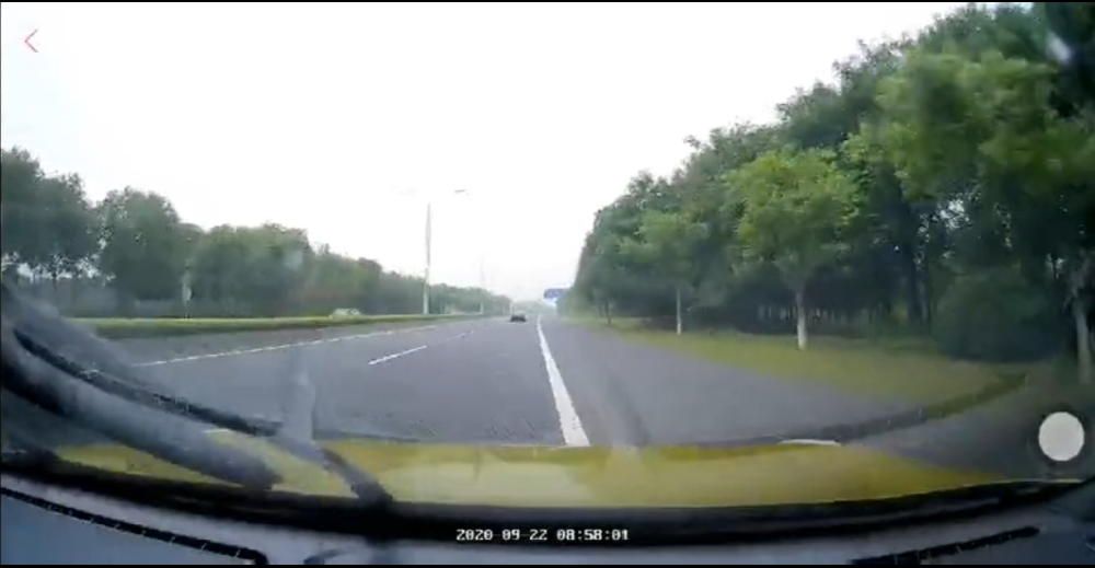 领克和别克在马路上飙车，整车几乎报废