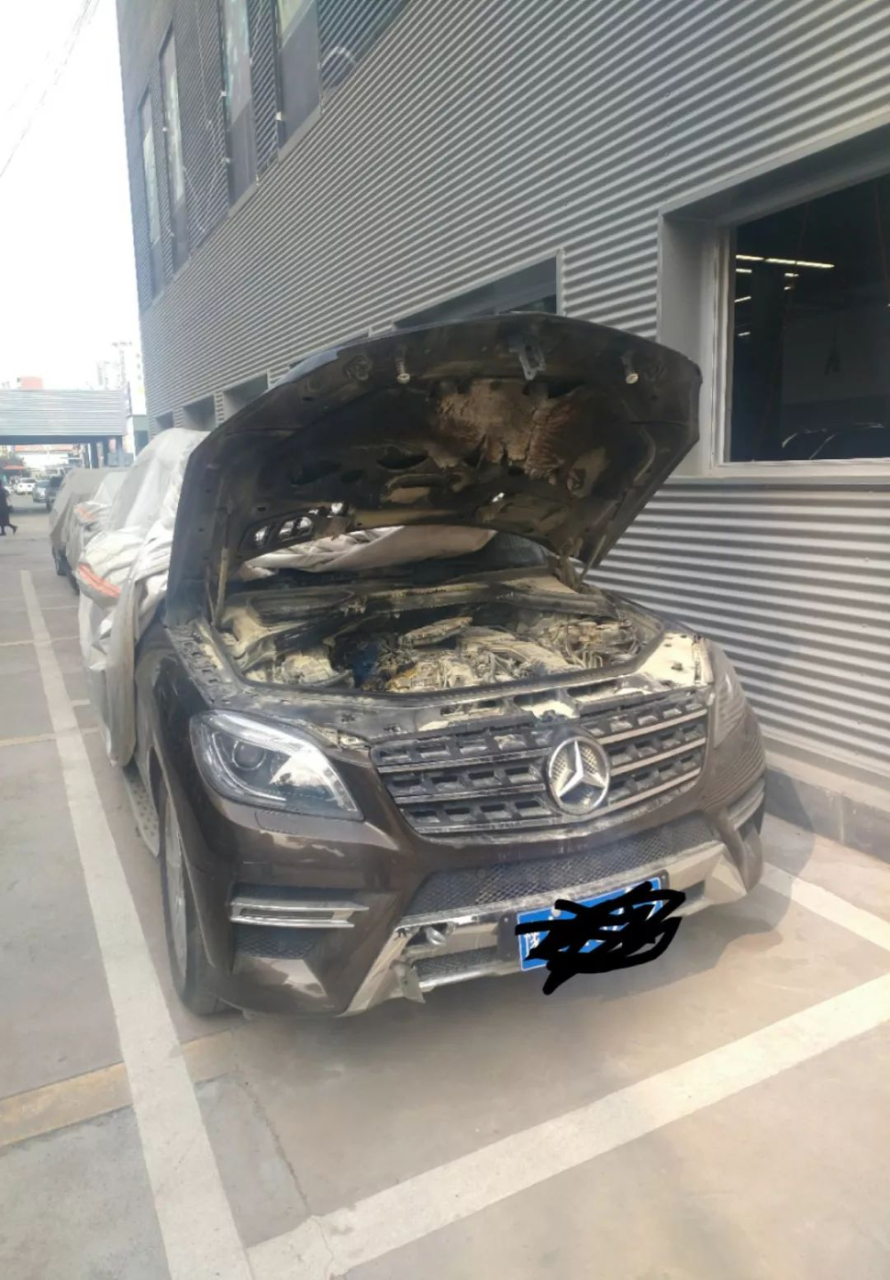 因机油盖未被拧紧导致奔驰自燃，真实原因成谜