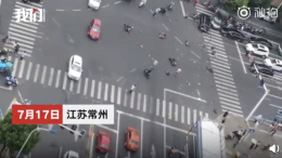 奔驰撞碎护栏连扫多辆电动车，现场清理拖走一卡车电动车
