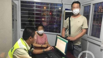 男女坐货车旅游被司机丢高速，原因让人哭笑不得
