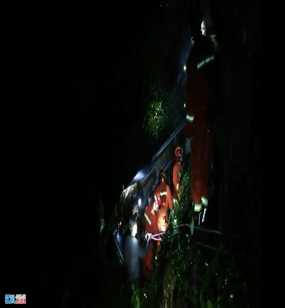 乐山货车翻下山坡，驾驶员被消防员顺利救出无生命危险