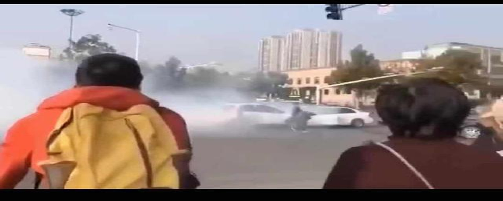 北京大兴街头两车互怼发生碰撞，警方：系司机误踩油门 