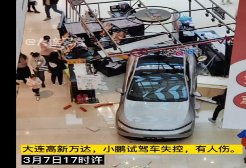 某品牌展示车辆在商场内部，意外冲撞致多展柜损坏