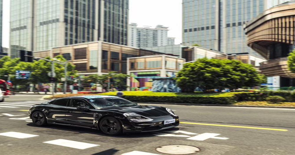 保时捷首款量产版纯电动车“Taycan”，现身上海街头