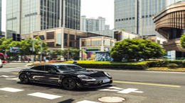 保时捷首款量产版纯电动车“Taycan”，现身上海街头