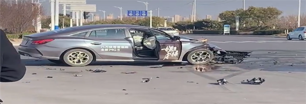 十分巧合！两辆试驾车公路“互怼”结局让人意外