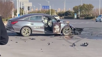 十分巧合！两辆试驾车公路“互怼”结局让人意外