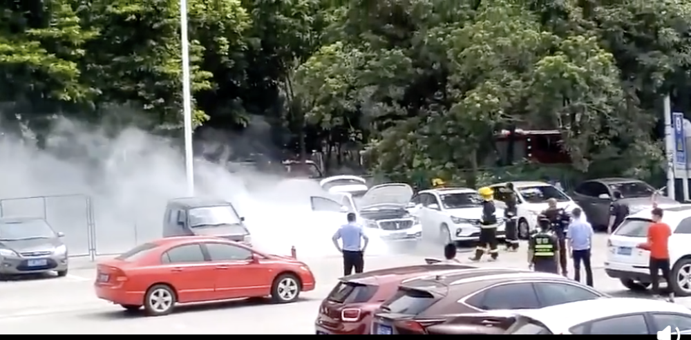 网曝：一辆疑似新能源汽车“自燃”，浓烟弥漫