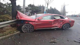 又一辆比亚迪汉遭遇严重碰撞事故，车主表示：我没事