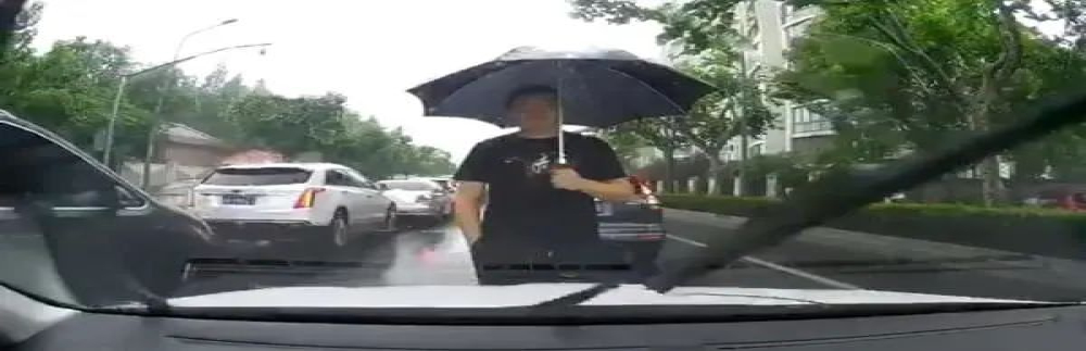 上海一男子早高峰拦车长达15分钟，警方：依法行政拘留