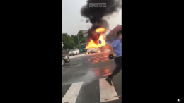 又一辆广汽新能源突然起火，现场浓烟滚滚