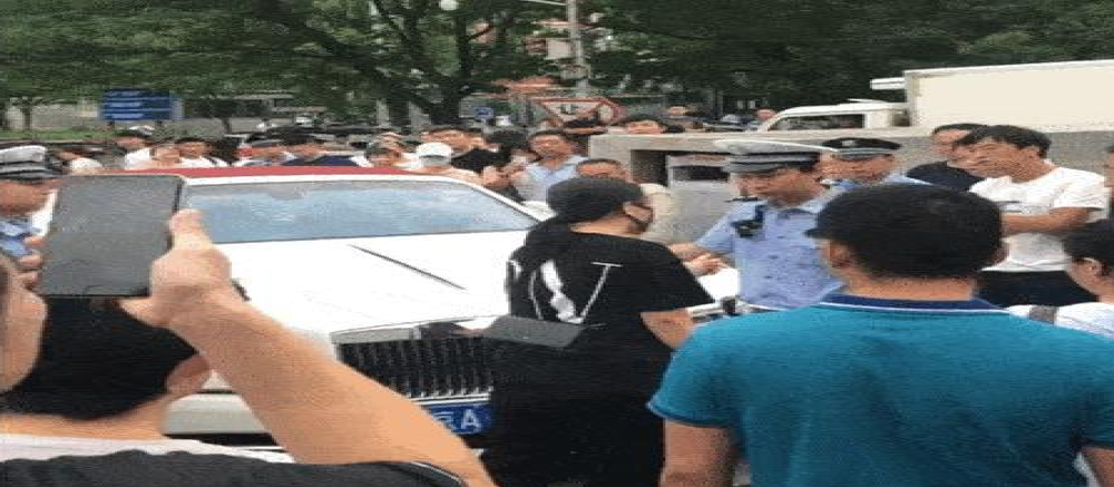 女司机堵塞医院急救通道后被查，警方通报：女司机涉嫌犯罪已刑事拘留