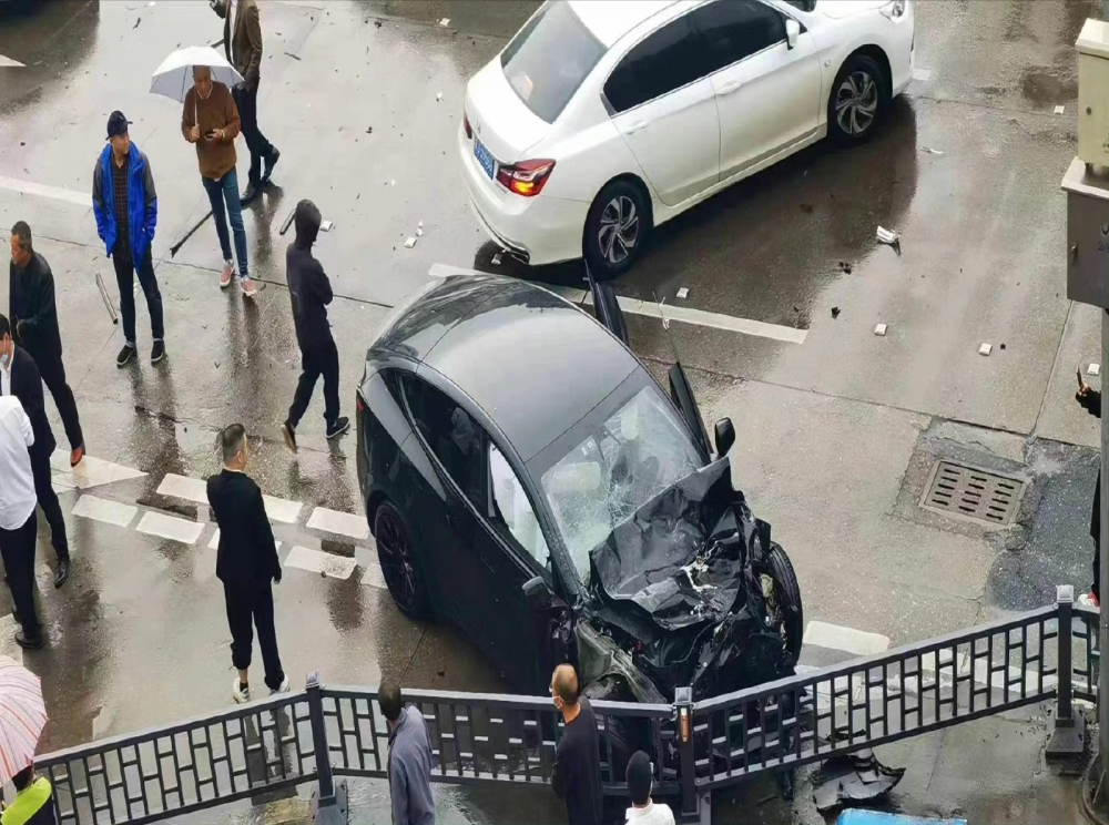 特斯拉两死一伤！台州警方通报