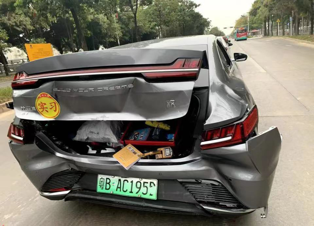 “公路坦克”比亚迪汉，被广汽埃安撞憋