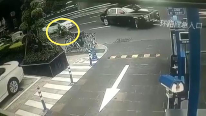 成都外卖骑手撞上劳斯莱斯后续，交警：现场双方已和解