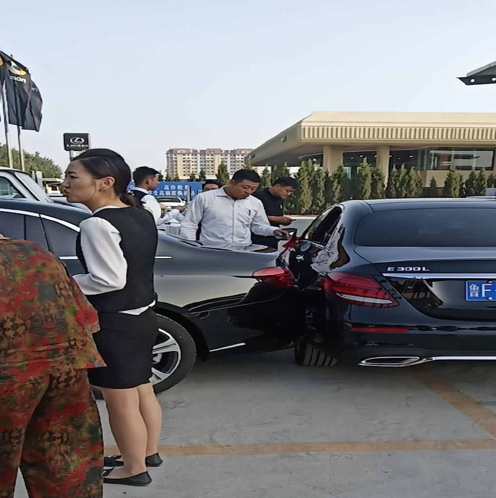 新提奔驰车还没开就发生碰撞，4S：赠送两次保养
