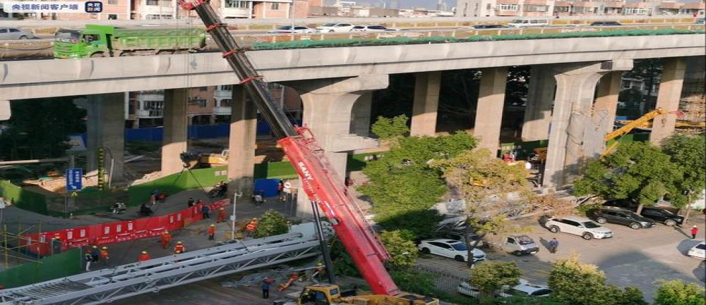 广州在建洛溪大桥人行桥垮塌，3车受损人员无伤亡