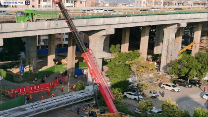 广州在建洛溪大桥人行桥垮塌，3车受损人员无伤亡
