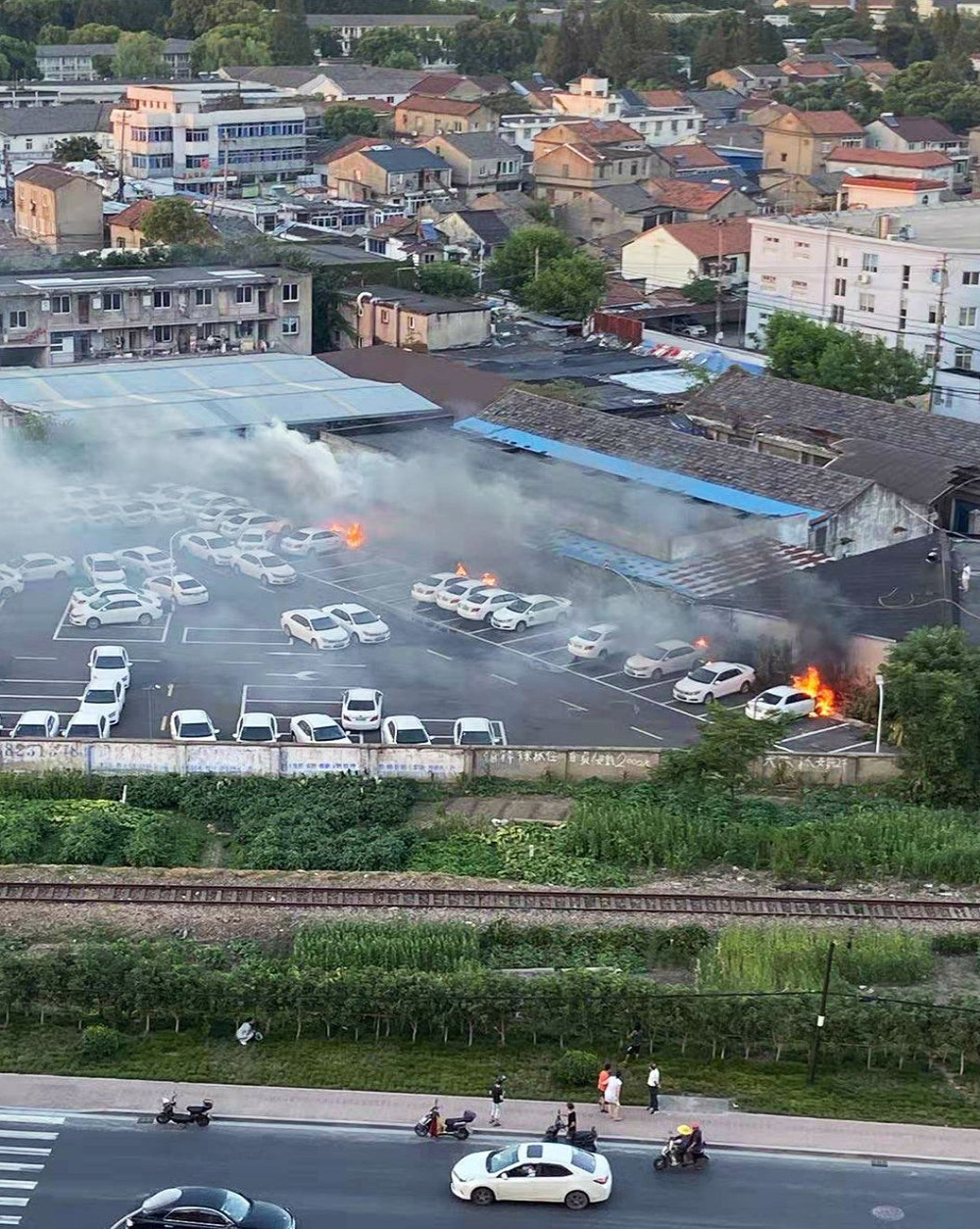 宁波多辆比亚迪e5集体燃烧，比亚迪：初步判断人为纵火