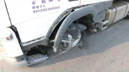 奇葩！大货车高速爆胎，奥迪车被“吓坏”故障熄火