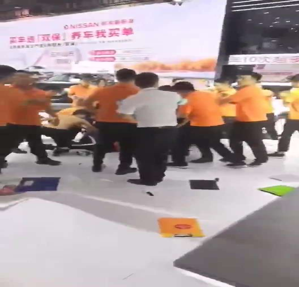 潍坊鲁台车展全武行！为争抢客户，4S店销售人员之间大打出手