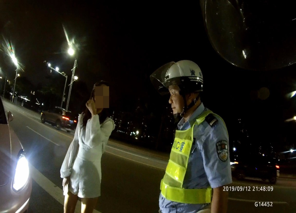 珠海一名女子保时捷内大哭，交警发现不对路最终对其罚款1100元