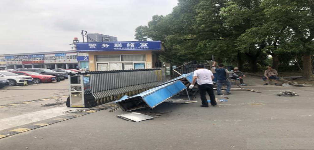 宁波男子倒车时油门当刹车 突然加速误伤7名路人