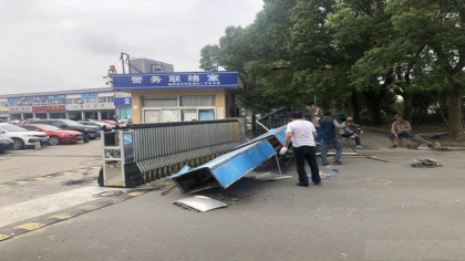 宁波男子倒车时油门当刹车 突然加速误伤7名路人