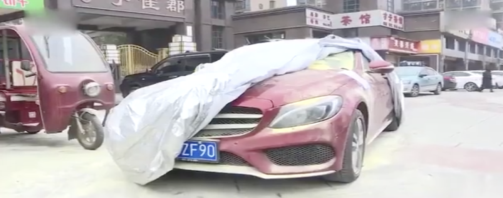 奔驰轿车突发自燃，车主：好在监控记录全过程