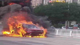 新车上路突发自燃烧毁，吉利星越刚上市就火了